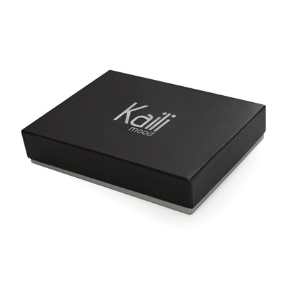 K10854AB | Saffiano Vera Pelle keychain. Black color. Polished Nickel key ring. Total dimensions: 5.5 x 9.5 x 0.5 cm. Packaging: hard bottom/cover Gift Box