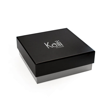 K4009KB | Cintura Uomo Allover in Fodera Pelle Finitura in Pu. Colore Antracite. Dimensioni: cm 125 x 3,8 x 0,5 (giro vita cm 110). Confezione: Gift Box rigido fondo/coperchio
